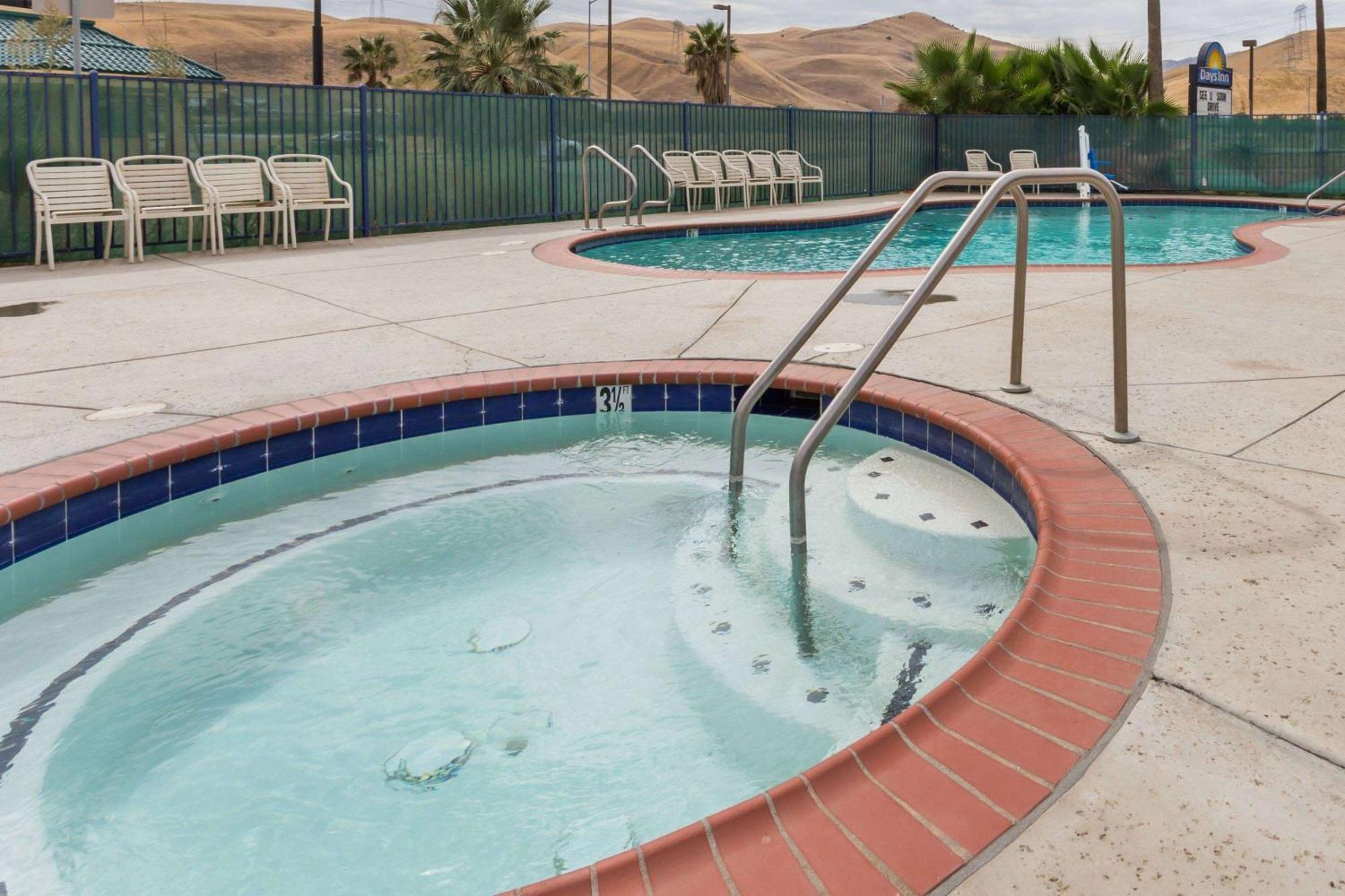 Days Inn By Wyndham Westley Bagian luar foto